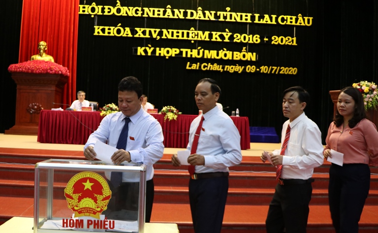 Các đại biểu bỏ phiếu bầu bầu bổ sung Ủy viên UBND tỉnh nhiệm kỳ 2016 - 2021